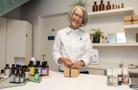 Foto2_monika_hofer_sie_stellt_kosmetika_her_09020_JPG@VNPaulitsch