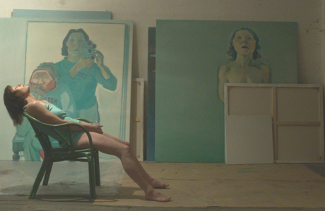 Der Spielfilm Mit einem Tiger schlafen ist ein hybrides Porträt über die Grande Dame der österreichischen Malerei, Maria Lassnig. (Foto Coop99 Filmproduktion)