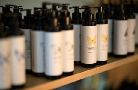 Shampoo-Flaschen mit gelben Schmetterlingen auf einem Regal in einem Geschäft