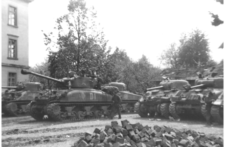 Opener Doppelseite Artikel 1 Panzer im Schulhof