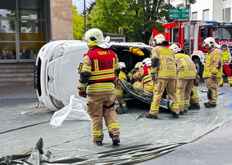 Schauübung auf dem Kirchplatz