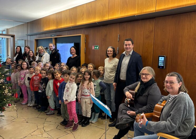 Kindi Weiler schmückte Rathauschristbaum