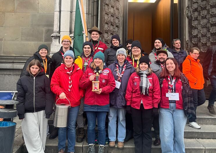 Pfadis und Feuerwehrjugend verteilen Friedenslicht in Lustenau