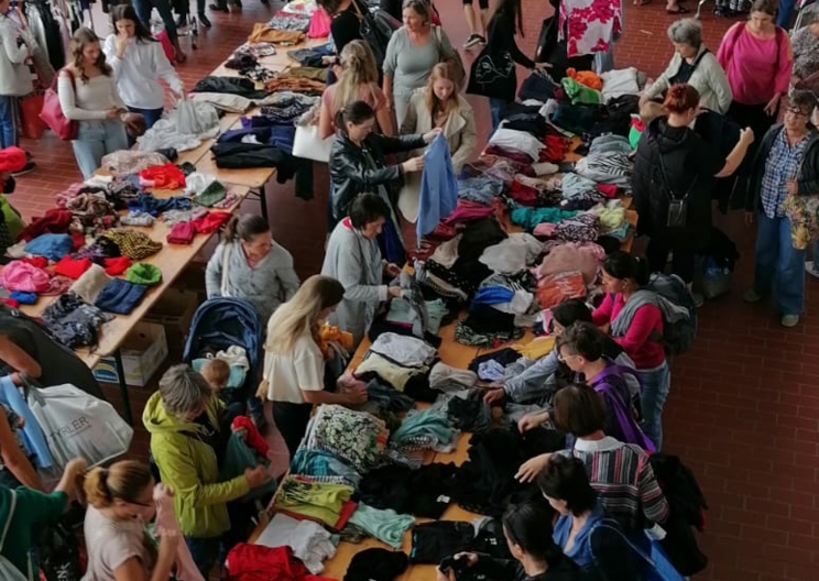 Neu tragen statt neu kaufen: Der Kleidertausch ist wieder da!