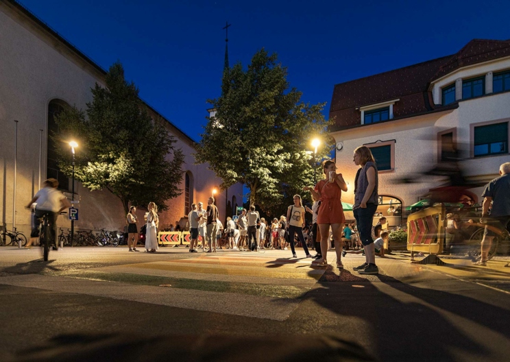 Kirchplatz wird an Sommerwochenenden autofrei