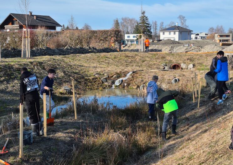 Moordetektive aktiv in Landschafts- gestaltung im Betriebsgebiet Heitere