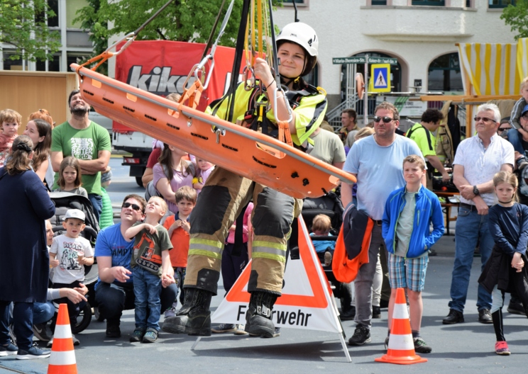 Schauübung auf dem Kirchplatz