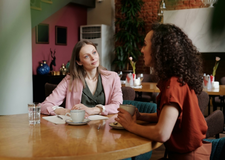 Sich treffen beim 24-h-Betreuer:innen-Café