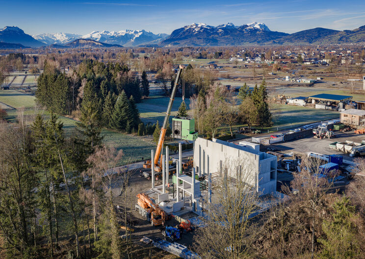 Spektakulärer „Kesselhub“ für Lustenaus Biomasse-Heizwerk