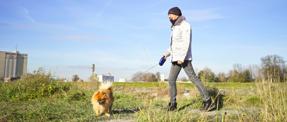 Angelika Lach mit Hund Rocky_Nachbarschaftshilfe Corona Angelika Lach mit Hund Rocky_Nachbarschaftshilfe Corona