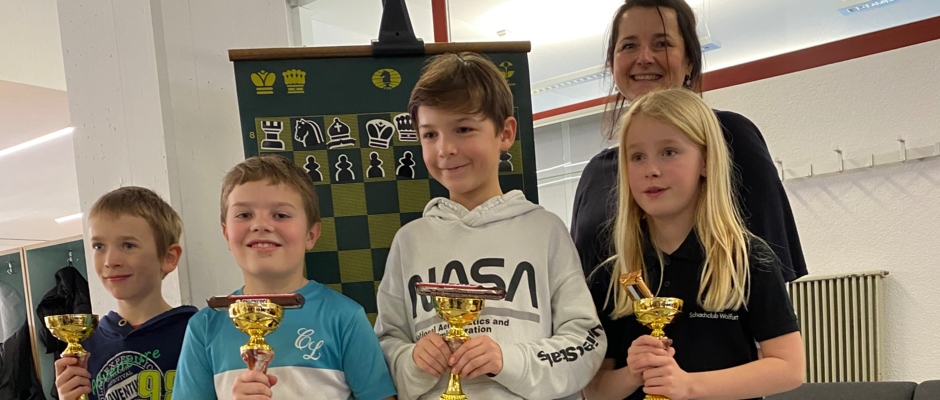 Turnierleiterin Julia Novkovic unddie Sieger der U8 Turnierleiterin Julia Novkovic unddie Sieger der U8