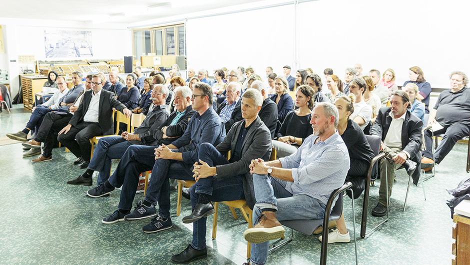 Neupräsentation Stickerei V Neupräsentation Stickerei V