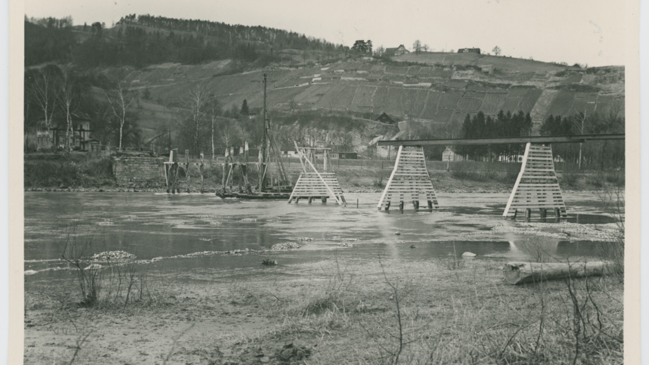 4 rechte Seite groß Br11 Bau des Behelssteges verbrannte Joche Foto Nipp