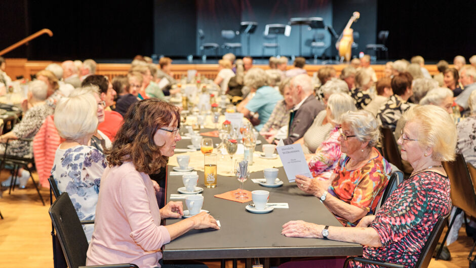 Foto2_120 Besucherinnen und Besucher g