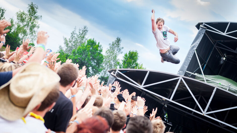 szeneopenair2012_thesubways_stagediving_byphilipppasolli.jpg