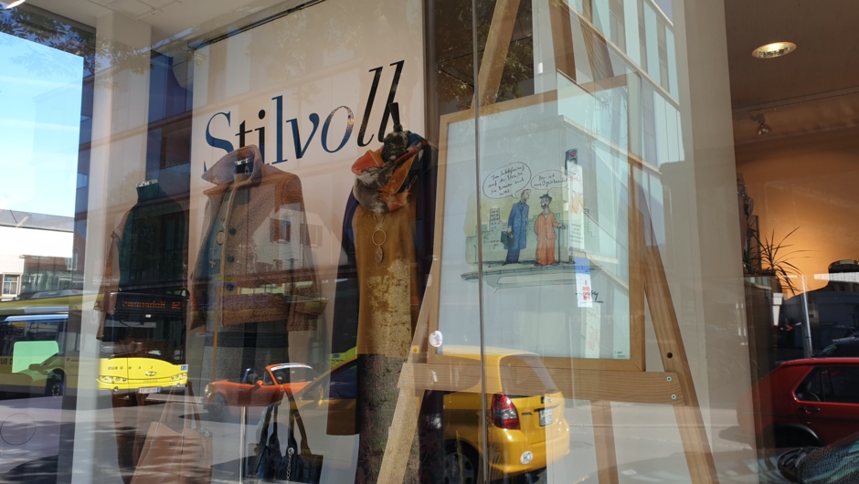 Bilder von Peter Gaymann im Schaufenster von "Stilvoll"