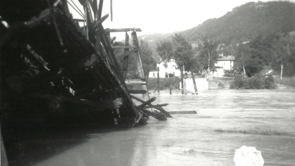 080 abgebrannte Unterfahrbrücke Chronik Tagwerker Foto unbekannt 080 abgebrannte Unterfahrbrücke Chronik Tagwerker Foto unbekannt