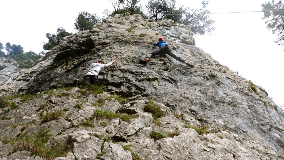 Interkulturelle_Wanderung_OJAL_Klettern1