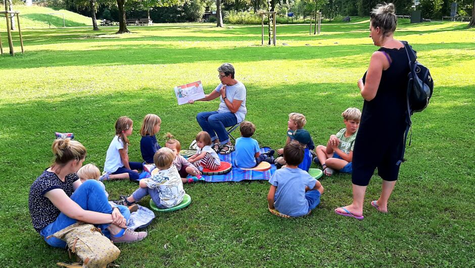 Gespannte ZuhöreInnen bei der Vorlesestunde am Spielplatz Wiesenrain mit Lesepatin Brigitte Muxel Gespannte ZuhöreInnen bei der Vorlesestunde am Spielplatz Wiesenrain mit Lesepatin Brigitte Muxel