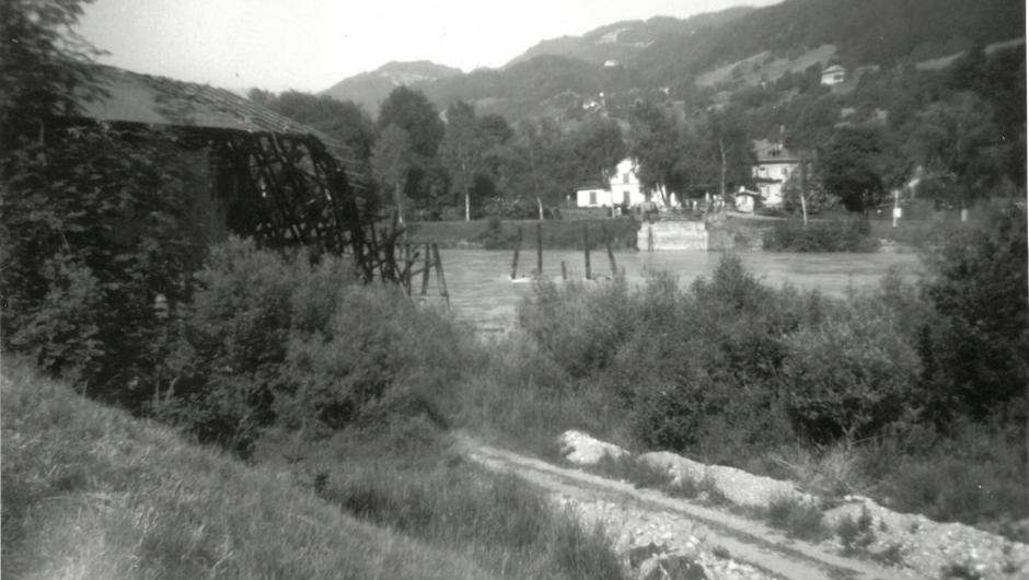 081 abgebrannte Unterfahrbrücke Chronik Tagwerker Foto unbekannt