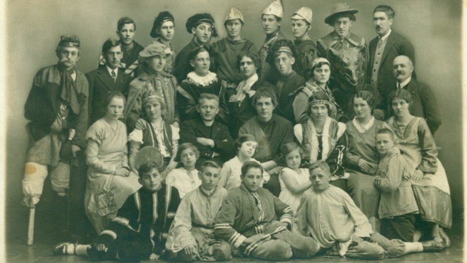 35 hp unbekannte Personen Theateraufführung in der Krone 35 hp unbekannte Personen Theateraufführung in der Krone