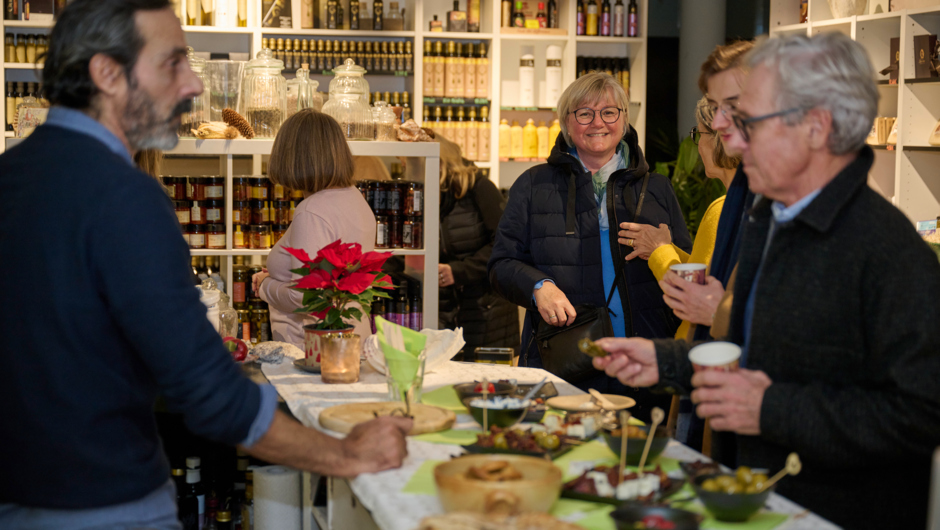 Einkaufsabend Winter_Olivengrün u. Bluvion_2023@Marcel Hagen1 klein Einkaufsabend Winter_Olivengrün u. Bluvion_2023@Marcel Hagen1 klein