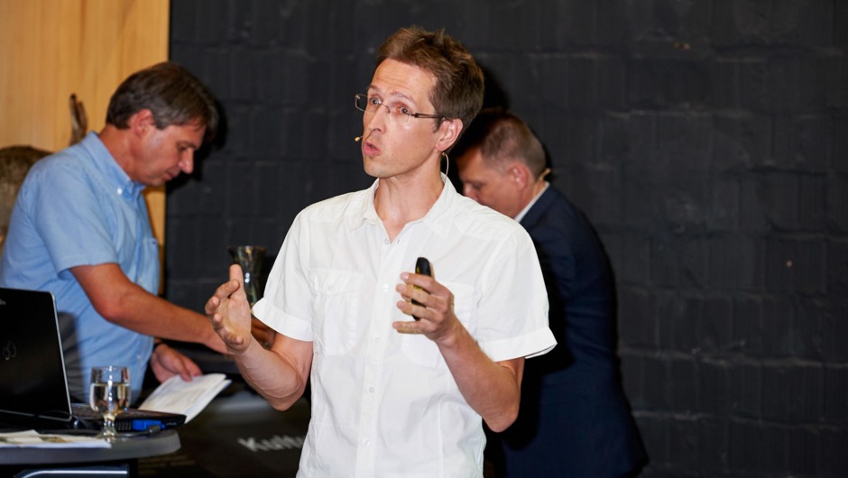 Klimaforscher Sebastian Seebauer bei seinem Vortrag Klimaforscher Sebastian Seebauer bei seinem Vortrag