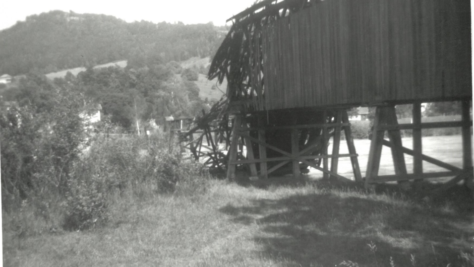 083 abgebrannte Unterfahrbrücke Chronik Tagwerker Foto unbekannt