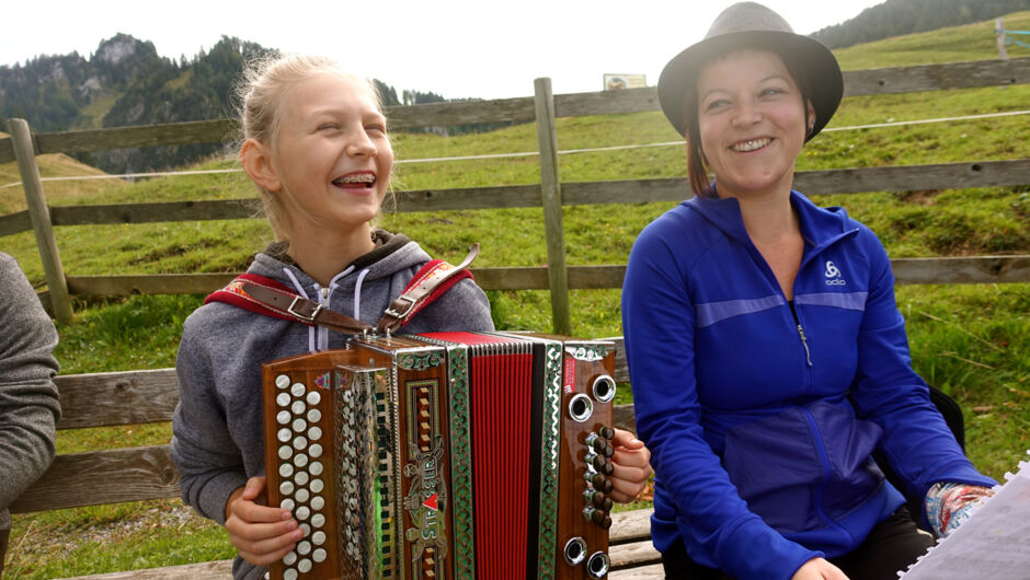 Interkulturelle_Wanderung_OJAL_Musikerin