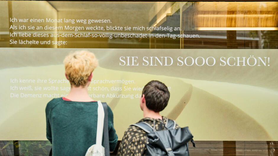 "Demenz in der Kunst" schmückt die Fensterfassade "Demenz in der Kunst" schmückt die Fensterfassade