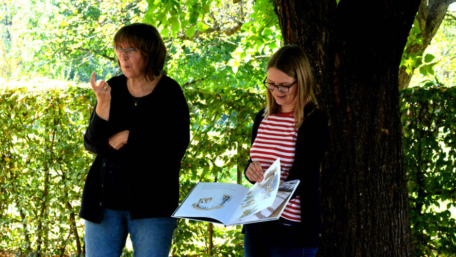 Eines der Highlights bei MoBiLu Vorlesen zweisprachig - Annegret Franken (Gebärdensprache) mit Laura Grabher-Meyer (c) Susanne von Sontagh