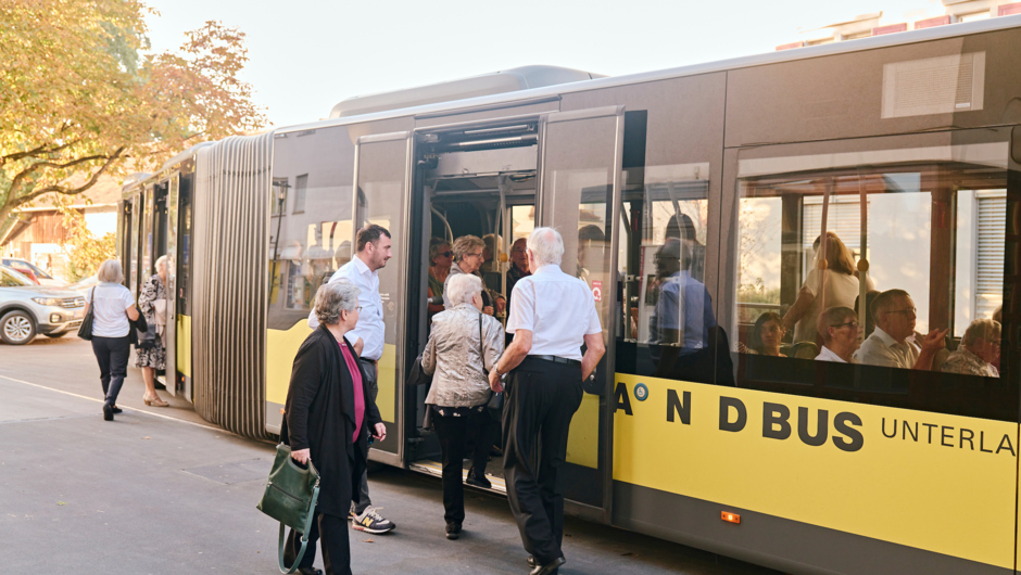 Foto1_Einsteigen und Platz nehmen zur ersten Konzertfahrt nach Götzis. Foto1_Einsteigen und Platz nehmen zur ersten Konzertfahrt nach Götzis.